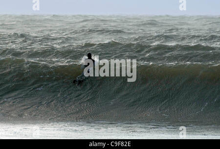 13 dic 2011 - Swansea, Regno Unito - Surfers rendendo la maggior parte della pesante surf la laminazione in Langland Bay, Swansea questa mattina come il Galles del Sud Costa è colpita dal forte vento e pioggia come gli avvisi meteo sono rimasti sul posto. Foto Stock