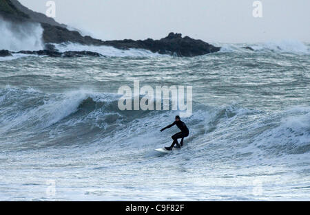 13 dic 2011 - Swansea, Regno Unito - Surfers rendendo la maggior parte della pesante surf la laminazione in Langland Bay, Swansea questa mattina come il Galles del Sud Costa è colpita dal forte vento e pioggia come gli avvisi meteo sono rimasti sul posto. Foto Stock