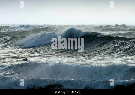 13 dic 2011 - Swansea, Regno Unito - Surfers rendendo la maggior parte della pesante surf la laminazione in Langland Bay, Swansea questa mattina come il Galles del Sud Costa è colpita dal forte vento e pioggia come gli avvisi meteo sono rimasti sul posto. Foto Stock