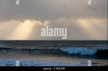 13 dic 2011 - Swansea, Regno Unito - Surfers rendendo la maggior parte della pesante surf la laminazione in Langland Bay, Swansea questa mattina come il Galles del Sud Costa è colpita dal forte vento e pioggia come gli avvisi meteo sono rimasti sul posto. Foto Stock