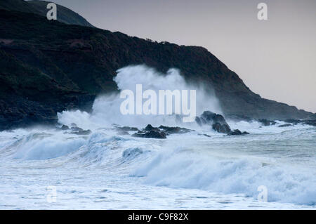 13 dic 2011 - Swansea, Regno Unito - Surfers rendendo la maggior parte della pesante surf la laminazione in Langland Bay, Swansea questa mattina come il Galles del Sud Costa è colpita dal forte vento e pioggia come gli avvisi meteo sono rimasti sul posto. Foto Stock