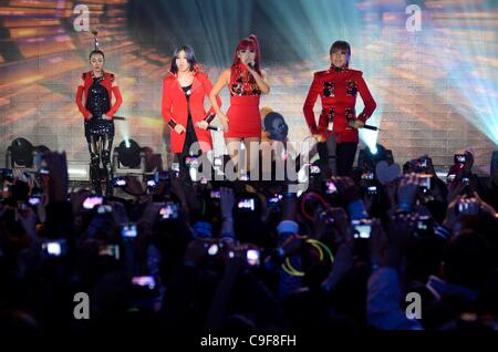 2NE1 di presenze per MTV IGGY migliore nuovo concerto di banda 2011, Best Buy Theatre di New York, NY Dicembre 12, 2011. Foto di: Eric Reichbaum/Everett Collection Foto Stock