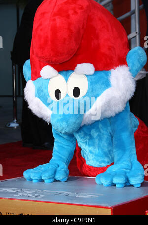 PAPA PUFFO I Puffi onorato con la mano e impronte HOLLYWOOD Los Angeles California USA 13 Dicembre 2011 Foto Stock