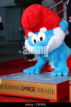 PAPA PUFFO I Puffi onorato con la mano e impronte HOLLYWOOD Los Angeles California USA 13 Dicembre 2011 Foto Stock