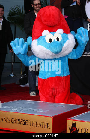 PAPA PUFFO I Puffi onorato con la mano e impronte HOLLYWOOD Los Angeles California USA 13 Dicembre 2011 Foto Stock