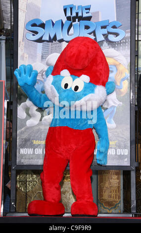 PAPA PUFFO I Puffi onorato con la mano e impronte HOLLYWOOD Los Angeles California USA 13 Dicembre 2011 Foto Stock