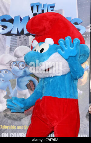 PAPA PUFFO I Puffi onorato con la mano e impronte HOLLYWOOD Los Angeles California USA 13 Dicembre 2011 Foto Stock