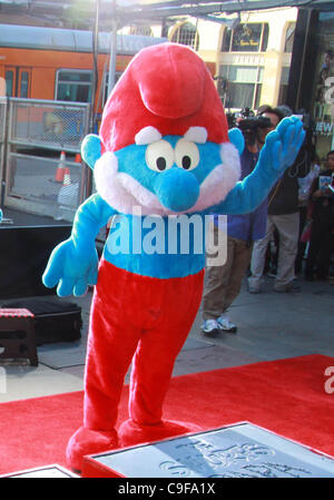 Dic. 13, 2011 - Los Angeles, California, Stati Uniti - Grande Puffo.La "MURFS'' onorato con la mano e il Footprint cerimonia tenutasi presso il Grauman's Chinese Theater,Los Angeles,CA. Dicembre 13-2011.(Immagine di credito: Â© TLeopold/Globe foto/ZUMAPRESS.com) Foto Stock