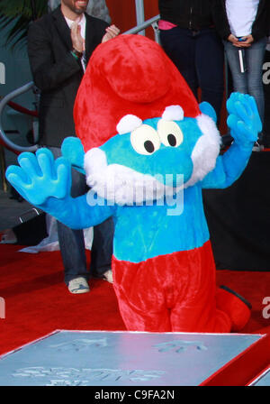 Dic. 13, 2011 - Los Angeles, California, Stati Uniti - Grande Puffo.La "MURFS'' onorato con la mano e il Footprint cerimonia tenutasi presso il Grauman's Chinese Theater,Los Angeles,CA. Dicembre 13-2011.(Immagine di credito: Â© TLeopold/Globe foto/ZUMAPRESS.com) Foto Stock