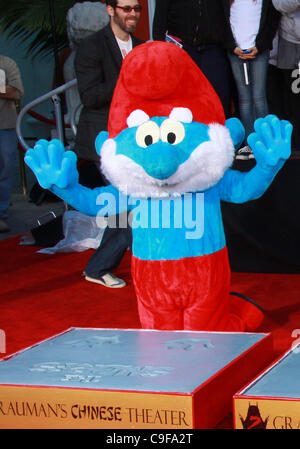 Dic. 13, 2011 - Los Angeles, California, Stati Uniti - Grande Puffo.La "MURFS'' onorato con la mano e il Footprint cerimonia tenutasi presso il Grauman's Chinese Theater,Los Angeles,CA. Dicembre 13-2011.(Immagine di credito: Â© TLeopold/Globe foto/ZUMAPRESS.com) Foto Stock