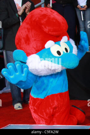 Dic. 13, 2011 - Los Angeles, California, Stati Uniti - Grande Puffo.La "MURFS'' onorato con la mano e il Footprint cerimonia tenutasi presso il Grauman's Chinese Theater,Los Angeles,CA. Dicembre 13-2011.(Immagine di credito: Â© TLeopold/Globe foto/ZUMAPRESS.com) Foto Stock