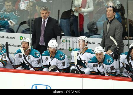 Dic. 13, 2011 - Denver, Colorado, Stati Uniti - San Jose Sharks head coach Todd McLellan reagisce dopo un Colorado Avalanche obiettivo nel primo periodo. Colorado conduce 1-0 dopo il primo periodo. Il Colorado Avalanche ha ospitato il San Jose Sharks presso il Pepsi Center di Denver, CO. (Credito Immagine: © Isaia Downing Foto Stock