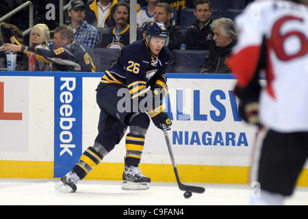 Dic. 13, 2011 - Buffalo, New York, Stati Uniti - Buffalo Sabres ala sinistra Thomas Vaní?ek (26) pattini il puck nella zona nel secondo periodo contro i Senatori di Ottawa al primo centro di Niagara di Buffalo, New York. Buffalo conduce ad Ottawa 2-1 dopo il secondo periodo. (Credito Immagine: © Michael Johnson/Southcree Foto Stock