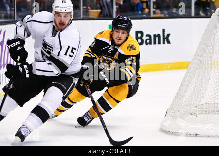 Dic. 13, 2011 - Boston, Massachusetts, STATI UNITI - Boston Bruins defenceman Andrew Ference (21) si muove in dietro a Los Angeles Kings center Brad Richardson (15) e forza un fatturato nel secondo periodo di gioco al TD Garden di Boston, Massachusetts. I Bruins battere il re 3 - 0 (credito Immagine: © Mar Foto Stock