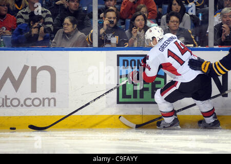 Dic. 13, 2011 - Buffalo, New York, Stati Uniti - Senatori di Ottawa ala sinistra Colin Greening (14) pattini dopo il puck durante il terzo periodo contro i Buffalo Sabres al primo centro di Niagara di Buffalo, New York. Ottawa sconfitto Buffalo 3-2 in ore di lavoro straordinario. (Credito Immagine: © Michael Johnson/Southcreek/ZUMAPRESS. Foto Stock