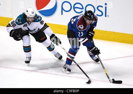 Dic. 13, 2011 - Denver, Colorado, Stati Uniti - Colorado Avalanche ala destra Milano Hejduk (23) mantiene il puck da San Jose Sharks defenceman Jason Demers (60) nel secondo periodo. San Jose conduce 2-1 dopo due periodi. Il Colorado Avalanche ha ospitato il San Jose Sharks presso il Pepsi Center di Denver, CO. C Foto Stock