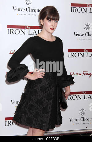 Dic. 13, 2011 - New York New York, Stati Uniti - Attrice ALEXANDRA ROACH assiste il New York premiere di " La Signora di Ferro" tenutasi presso il Teatro Ziegfeld. (Credito Immagine: © Nancy Kaszerman/ZUMAPRESS.com) Foto Stock