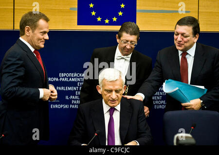 Dic. 14, 2011 - Bruxelles, BXL, Belgio - Il Primo ministro polacco Donald Tusk , Presidente del Parlamento europeo Jerzy Buzek (L) e Presidente della Commissione europea José Manuel Barroso (R) tenere una conferenza stampa dopo la discussione sui risultati della Polonia presidenza dell'UE a livello europeo Parl Foto Stock