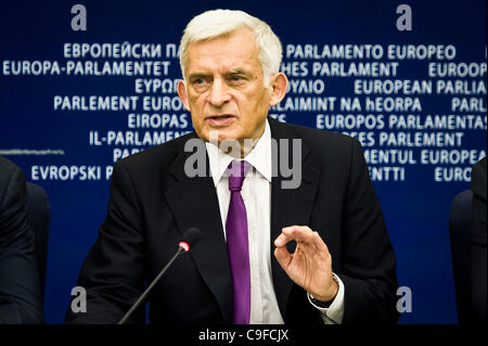 Dic. 14, 2011 - Bruxelles, BXL, Belgio - il Presidente del Parlamento europeo Jerzy Buzek tiene una conferenza stampa dopo la discussione sui risultati della Polonia presidenza dell' Unione europea presso il Parlamento europeo a Bruxelles in Belgio su 2011-12-14 La Polonia ha trasmesso il UE di 6 mesi di presidenza a rotazione Foto Stock