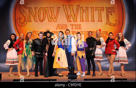 Regno Unito, Fasi popstar Lee Latchford-Evans sta eseguendo in pantomime Bianco Neve a Weymouth, Dorset. Egli sarà il ricongiungimento passi per una serie di concerti nel 2012. Nella foto : Dorset Media Service. 14/12/2011 Foto Stock