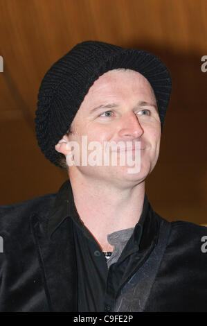 Belfast, 14/12/2011: Ciaran Gribbin, cantante con la banda Austrialian INXS, canta sulla Alan Simpson radio show da Victoria Square Foto Stock