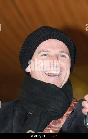 Belfast, 14/12/2011: Ciaran Gribbin, cantante con la banda Austrialian INXS, canta sulla Alan Simpson radio show da Victoria Square Foto Stock