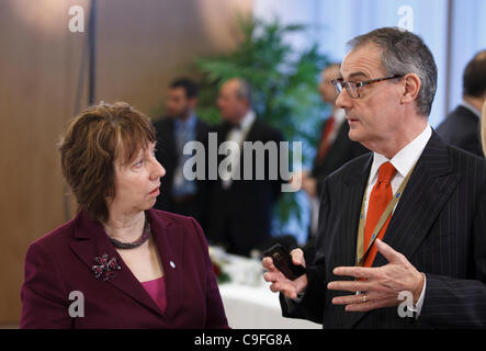 Unione Europea Alto rappresentante per gli Affari Esteri e la politica di sicurezza Catherine Ashton con David O'Sullivan, Chief Operating Officer del servizio europeo di azione esterna ( EEAS ) raffigurato all'28° vertice UE-Russia che si è tenuto a Bruxelles. Foto Stock