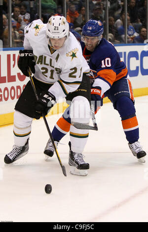 Dic. 15, 2011 - Uniondale, New York, Stati Uniti - Dallas Stars ala sinistra Loui Eriksson (21) e New York isolani defenceman Mike Mottau (10) battaglia per il puck nel secondo periodo a Nassau Veterans Memorial Coliseum, Uniondale, NY. (Credito Immagine: © Debby Wong/Southcreek/ZUMAPRESS.com) Foto Stock