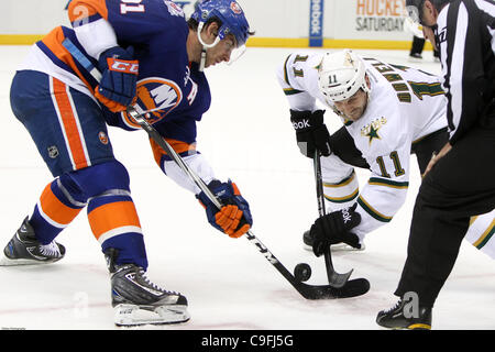 Dic. 15, 2011 - Uniondale, New York, Stati Uniti - Dallas Stars centro Dowell Jake (11) e New York isolani centro John Tavares (91) face off nel secondo periodo a Nassau Veterans Memorial Coliseum, Uniondale, NY. (Credito Immagine: © Debby Wong/Southcreek/ZUMAPRESS.com) Foto Stock