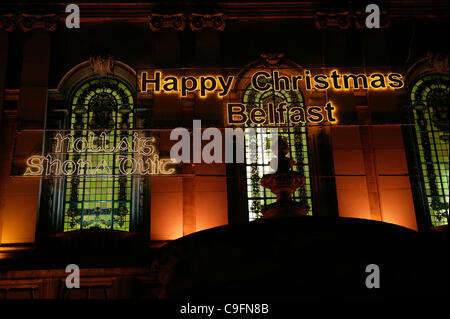 Belfast, Regno Unito. Xvi Dec, 2011. Un nuovo segno festoso che recita "Nollaig Shona Duit' Felice Natale in irlandese è andato sul display lungo il lato del tradizionale "Felice Natale Belfast 'segno a Belfast City Hall. Il segno è stato donato da un Culturlann; la lingua irlandese centro nella parte occidentale di Belfast Foto Stock