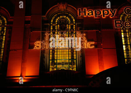 Belfast, Regno Unito. Xvi Dec, 2011. Un nuovo segno festoso che recita "Nollaig Shona Duit' Felice Natale in irlandese è andato sul display a Belfast City Hall. Tuttavia ciò è causa di una tempesta con i consiglieri unionista David Browne, UUP chiamandolo "un atto di cattiva fede' descrivendo irlandese come 'gobbledegook' Foto Stock