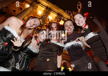 Santa Skate 2011 come centinaia di palettatura rullo di persone vestite con abiti fantasiosi come Padre di pattinaggio di Natale in giro per Londra diffusione festosa allegria e divertimento sul 17 dicembre 2011. Foto Stock