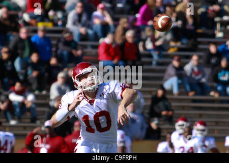 Dic. 17, 2011 - Albuquerque, New Mexico, U.S - Temple University QB Chris Coyer (10) passando la palla a un ricevitore aperto durante la Gildan New Mexico Bowl presso University Stadium di Albuquerque, NM. Temple University conduce Wyoming 7-28 a metà. (Credito Immagine: © lunga Nuygen/Southcreek/ZUMAPRESS.com) Foto Stock