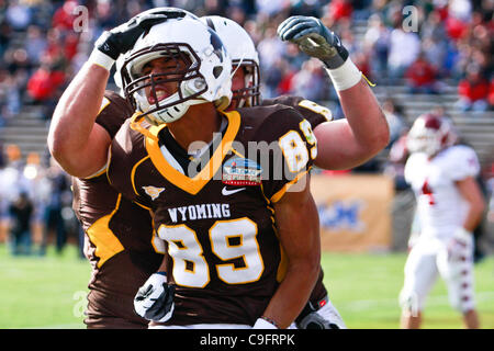 Dic. 17, 2011 - Albuquerque, Nuovo Messico, Stati Uniti - Wyoming WR Josh Doctson (89) festeggia dopo aver segnato il cowboy primo touchdown durante la Gildan New Mexico Bowl presso University Stadium di Albuquerque, NM. Temple University conduce Wyoming 7-28 a metà. (Credito Immagine: © lunga Nuygen/Southcreek/ZUMAPRESS Foto Stock