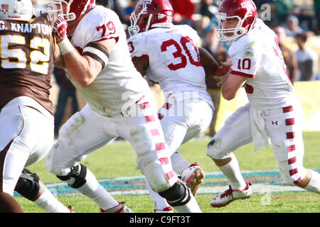 Dic. 17, 2011 - Albuquerque, New Mexico, U.S - Temple University QB Chris Coy (10) per la scomposizione di un foro aperto durante la Gildan New Mexico Bowl presso University Stadium di Albuquerque, NM. Il Tempio di gufi dimensione è stata nessuna corrispondenza per il cowboy. I gufi ha portato a casa la vittoria su Wyoming 15-37. (Credito immagine: Foto Stock