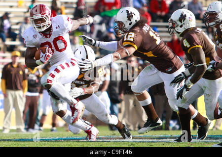 Dic. 17, 2011 - Albuquerque, New Mexico, U.S - Temple University RB Bernard Pierce (30) rottura attraverso un foro aperto durante la Gildan New Mexico Bowl presso University Stadium di Albuquerque, NM. Il Tempio di gufi dimensione è stata nessuna corrispondenza per il cowboy. I gufi ha portato a casa la vittoria su Wyoming 15-37. (Credito Foto Stock