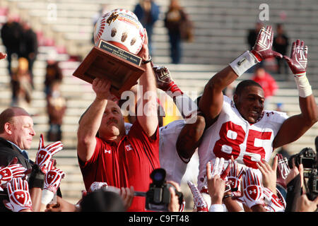 Dic. 17, 2011 - Albuquerque, New Mexico, U.S - Temple University capo allenatore Steve Addazio presentando il trofeo vincente per i giocatori e tifosi durante la Gildan New Mexico Bowl presso University Stadium di Albuquerque, NM. Il Tempio di gufi dimensione è stata nessuna corrispondenza per il cowboy. I gufi ha portato a casa il Win ov Foto Stock