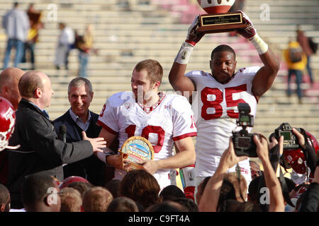 Dic. 17, 2011 - Albuquerque, New Mexico, U.S - Temple University QB Chris Coy (10) ad eccezione del giocatore offensivo premio durante l'Gildan New Mexico Bowl presso University Stadium di Albuquerque, NM. Il Tempio di gufi dimensione è stata nessuna corrispondenza per il cowboy. I gufi ha portato a casa la vittoria su Wyoming 15-37. (Credi Foto Stock