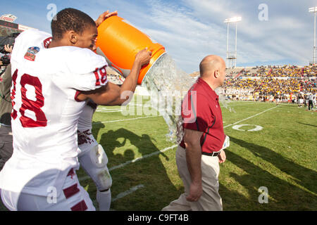 Dic. 17, 2011 - Albuquerque, New Mexico, U.S - Temple University capo allenatore Steve Addazio nel processo di ottenere bagnati in acqua fredda durante la Gildan New Mexico Bowl presso University Stadium di Albuquerque, NM. Il Tempio di gufi dimensione è stata nessuna corrispondenza per il cowboy. I gufi ha portato a casa la vittoria su Wyom Foto Stock