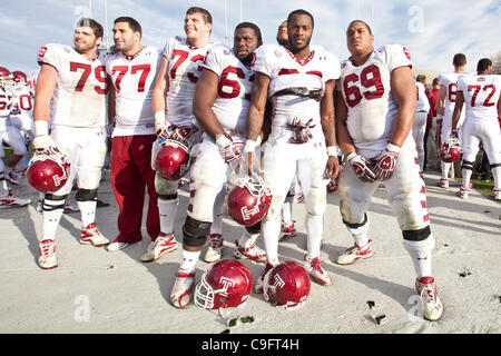 Dic. 17, 2011 - Albuquerque, New Mexico, U.S - Temple University players che pongono la loro famiglia e gli amici in infine minuti della Gildan New Mexico Bowl presso University Stadium di Albuquerque, NM. Il Tempio di gufi dimensione è stata nessuna corrispondenza per il cowboy. I gufi ha portato a casa la vittoria su Wyoming 15-37. Foto Stock