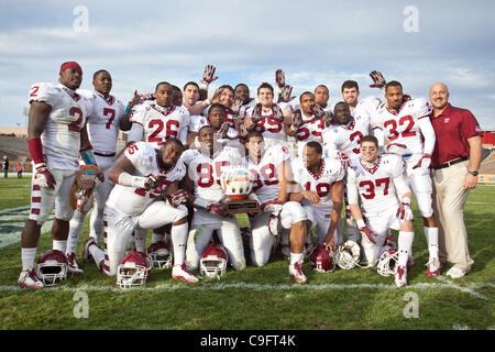 Dic. 17, 2011 - Albuquerque, New Mexico, U.S - Temple University capo allenatore Steve Addazio e i suoi anziani si riuniscono per un ritratto dopo aver vinto il Gildan New Mexico Bowl presso University Stadium di Albuquerque, NM. Il Tempio di gufi dimensione è stata nessuna corrispondenza per il cowboy. I gufi ha portato a casa la vittoria su Wyomin Foto Stock