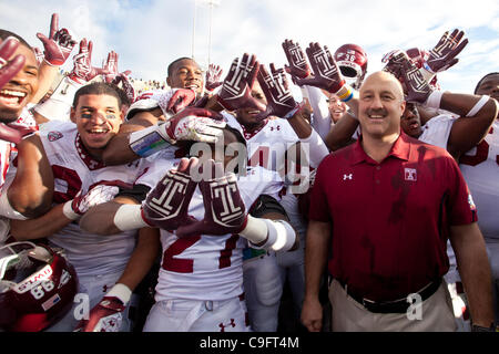 Dic. 17, 2011 - Albuquerque, New Mexico, U.S - Temple University capo allenatore Steve Addazio e i suoi giocatori tenendo premuto fino lì guanti personalizzata dopo aver vinto il Gildan New Mexico Bowl presso University Stadium di Albuquerque, NM. Il Tempio di gufi dimensione è stata nessuna corrispondenza per il cowboy. I gufi ha portato a casa il Win ov Foto Stock