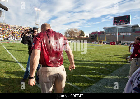 Dic. 17, 2011 - Albuquerque, New Mexico, U.S - Temple University capo allenatore Steve Addazio sorge il congelamento dopo ottenere acqua fredda oggetto di pratiche di dumping su di lui dal suo compagno di giocatori durante la Gildan New Mexico Bowl presso University Stadium di Albuquerque, NM. Il Tempio di gufi dimensione è stata nessuna corrispondenza per il cowboy. L OW Foto Stock