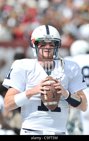 File foto: Dicembre 17, 2011 - State College, Pennsylvania, Stati Uniti - Penn State MATT MCGLOIN secondo come riferito è stato messo k.o. in uno spogliatoio azzuffa con wide receiver Curtis Drake a seguito di una pratica riscaldata. McGloin secondo come riferito è stato ricoverato in ospedale per essere controllati. Nella foto: Sett. 17, 2011 - Philadel Foto Stock