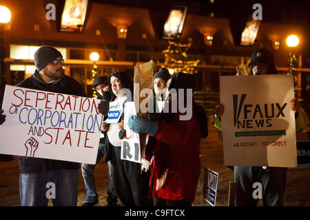 Dic. 15, 2011 - città di Sioux, Iowa, U.S. - Ron Paul sostenitori e occupano la città di Sioux manifestanti raccogliere con segni al di fuori del dibattito hall prima della FOX News repubblicano dibattito presidenziale che conduce fino alla Iowa Caucus giovedì, 15 dicembre 2011 nella città di Sioux, Iowa. (Credito Immagine: © Patrick Fallon Foto Stock