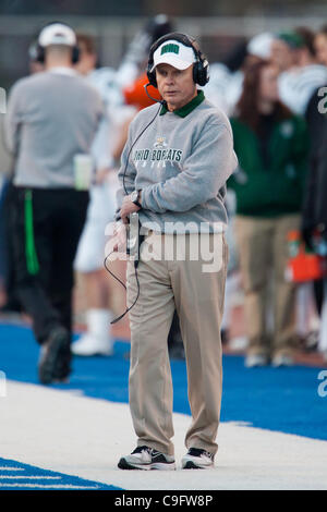 Dic. 17, 2011 - Boise, Idaho, Stati Uniti d'America - 17 dicembre 2011: Ohio head coach Frank Solich guarda su durante la prima metà azione della famosa Idaho tazza di patate a Boise Idaho. La Utah State Aggies hanno portato la Ohio Bobcats 9-7 a metà. (Credito Immagine: © Stanley Brewster/Southcreek/ZUMAPRESS Foto Stock