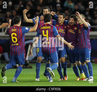 Dic. 18, 2011 - Yokohama, Giappone - Lionel MESSI del FC Barcelona celebra con i compagni di team dopo il punteggio durante il FIFA Club World Cup Match finale tra Santos FC ed FC Barcellona presso la INTERNATIONAL STADIUM YOKOHAMA sul dicembre 18, 2011 a Yokohama, Giappone. (Credito Immagine: © Koichi Kamoshida/Jana Foto Stock