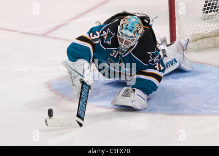 Dic. 17, 2011 - San Jose, California, Stati Uniti - Squali goalie ANTTI NIEMI (31) insegue dopo il puck in HP Pavilion. (Credito Immagine: © Matt Cohen/Southcreek/ZUMAPRESS.com) Foto Stock