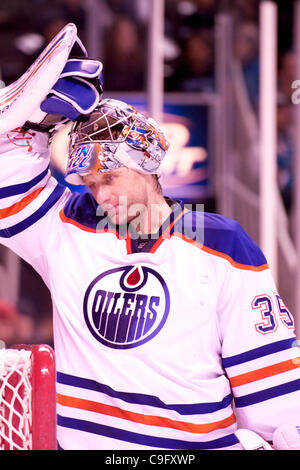 Dic. 17, 2011 - San Jose, California, Stati Uniti - Lubrificatori goalie Nikolai Khabibulin (35) durante il gioco NHL tra gli squali di San Jose e i lubrificatori de Edmonton in HP Pavilion a San Jose, CA. Gli squali ha vinto 3-2. (Credito Immagine: © Matt Cohen/Southcreek/ZUMAPRESS.com) Foto Stock