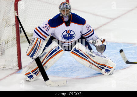 Dic. 17, 2011 - San Jose, California, Stati Uniti - Lubrificatori goalie Nikolai Khabibulin (35) durante il gioco NHL tra gli squali di San Jose e i lubrificatori de Edmonton in HP Pavilion a San Jose, CA. Gli squali ha vinto 3-2. (Credito Immagine: © Matt Cohen/Southcreek/ZUMAPRESS.com) Foto Stock